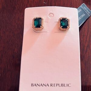 BANANA REPUBLIC EMERALD GREEN RHINESTONE/ CZ PIERCED EARRINGS. NEW!
